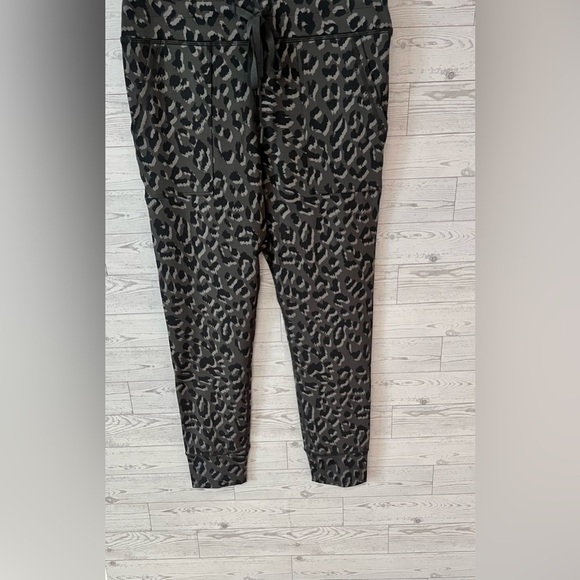 Aerie Offline Jacquard Peak Leopard Animal Print Leggings Joggers Large Short - Picture 6 of 13